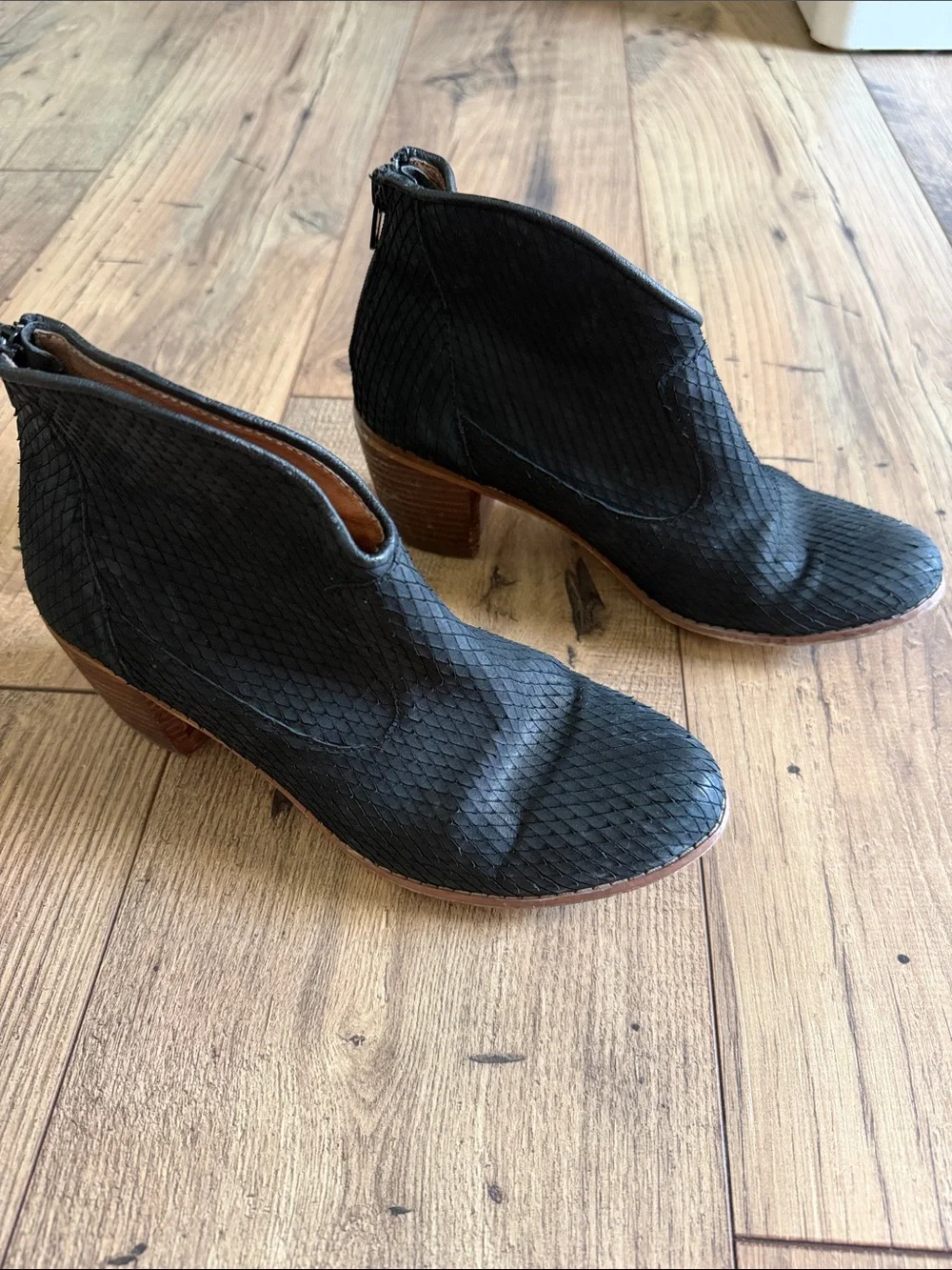 Miz Mooz Nomad Black Textured Leather Ankle Booties wooden heel GUC - Size 6.5